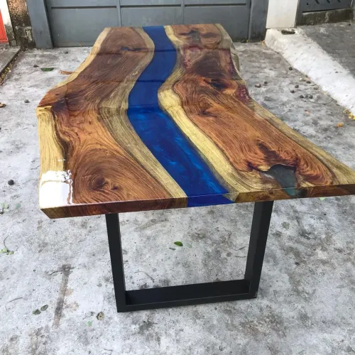 Mesa de madeira e resina epoxi