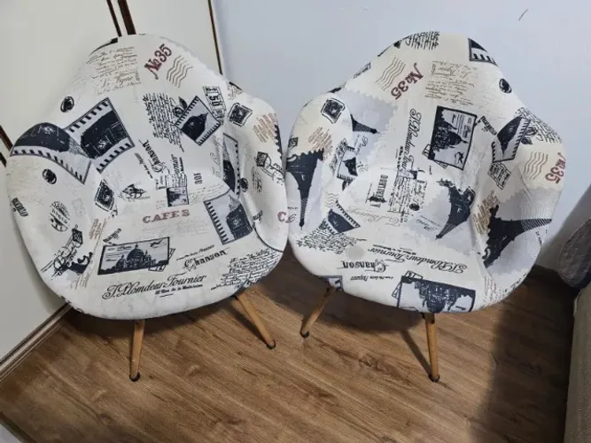 2 cadeiras charles eames estampa jornal com braços
