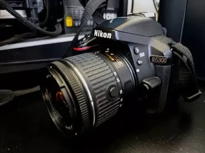 Nikon D5300 DSLR - 20 mil cliques
