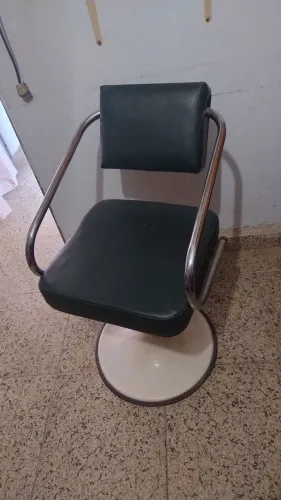 Cadeirade Barbeiro Giratória Preta com Apoio