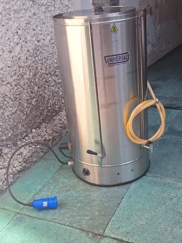 "Solução Profissional para Cafés de Excelência: Máquina de Café Industrial":