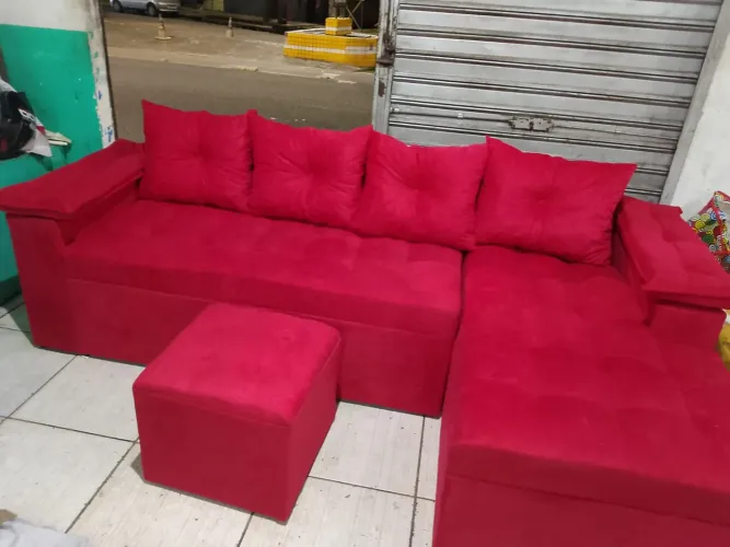 Sofá de canto vermelho com puff
