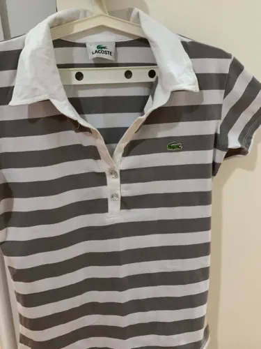 Blusa polo listrada de cinza e branco 