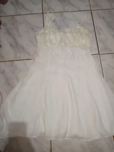 Vestido branco de festa com detalhes em renda