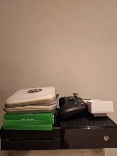 Xbox One fat.Super conservado com lacre de fábrica, Kinect, controle e 19 jogos físicos