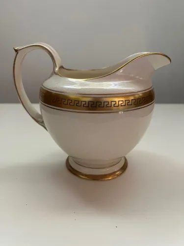 Jarro de porcelana vintage com detalhes dourados