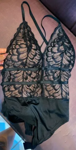 Body de renda preto com detalhes