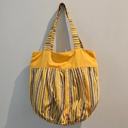 Bolsa de ombro Artesanal listrada em tons de amarelo