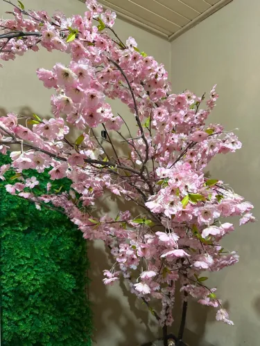 Linda Árvore de Flores Artificiais - Decoração Elegante