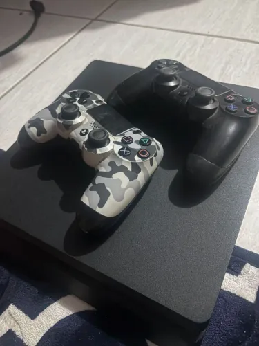 PlayStation 4 + cabos + 2 Controles + 100 jogos. Aceito trocas por PC GAMER.