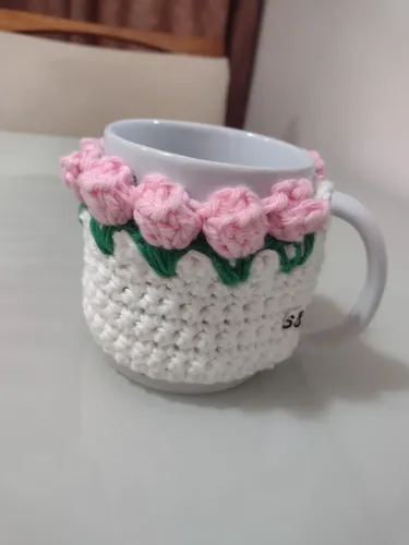 Abraça caneca tulipas em crochê.