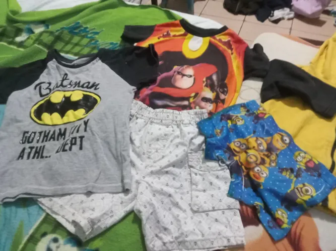 Lote de roupas infantis com personagens