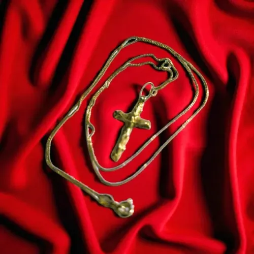 Corrente de Ouro Amarelo Com Pingente em Forma de (Crucifixo)