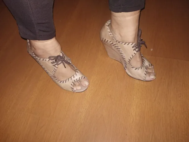 Sandálias Wedge Bege com Detalhes