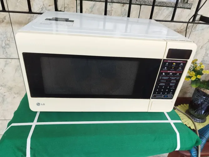 Microondas LG modelo MS3047G