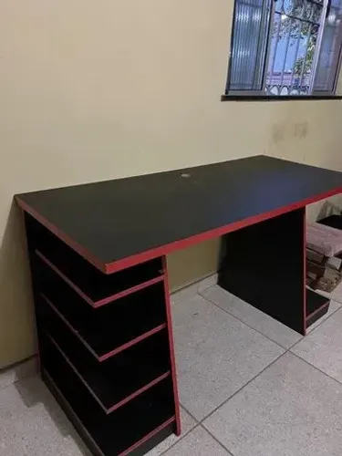 Mesa gamer preta com vermelho