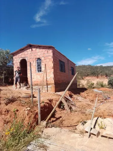 Vendo essa casa inacabada 