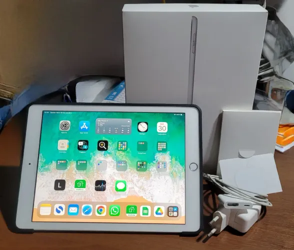 iPad 9,7" 5ª geração 32 Gb + Adaptador HDMI