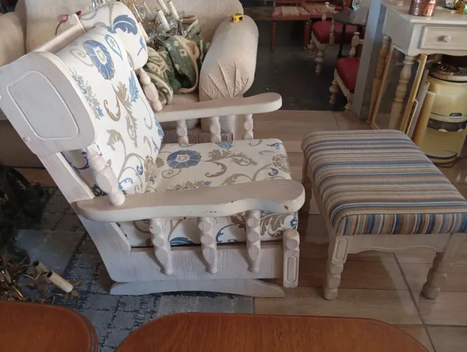 Poltrona de balanço com apoio para os pés