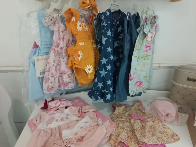 Combo de Vestidos, Macacão Infantil e sapatinhos - 0-12 meses