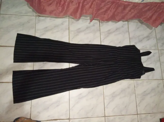 Macacão listrado preto