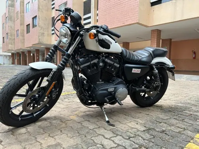 Harley-Davidson Iron 883 Branca - Moto impecável, pronta pra rodar!