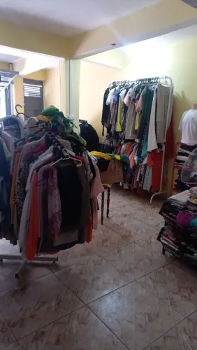 Vendo brechó completo Roupas em ótimo estado!