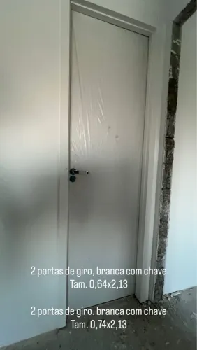 Portas de giro brancas com chave