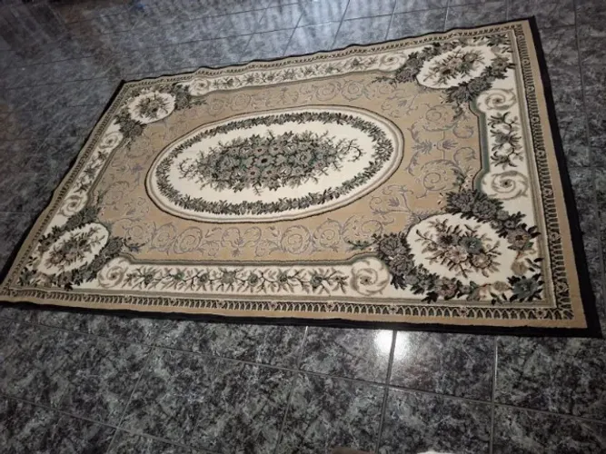 Tapete grande em ótimo estado - 2,93m x 1,96m
