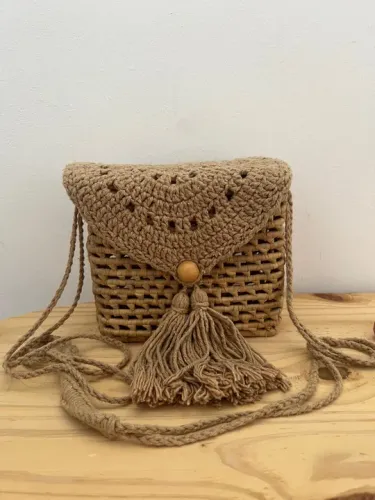 Bolsa de Ombro em Palha Trançada com Tassel