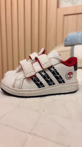 Tênis Adidas -Marvel 