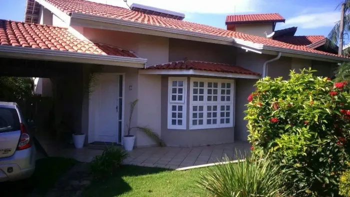 Casapara vender em Valinhos no Condomínio Oruam,com 03 quartos sendo 01 suíte,escritório r