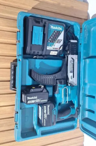 Parafusadeira Dfr550rfe Auto Alimentação 2 Baterias + 1 box parafusos