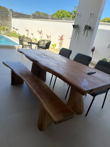 Vendo mesa jaqueira com dois bancos 