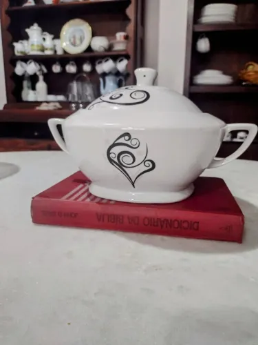 Sopeira de porcelana com design elegante