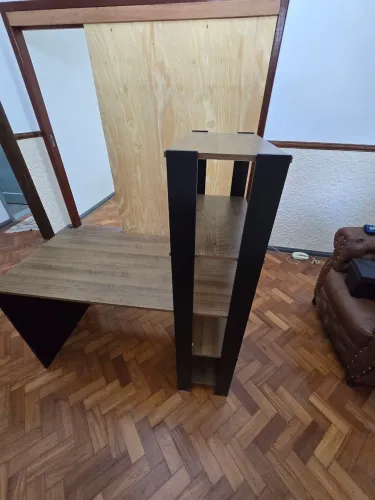 Mesa escritorio com estante  com 4 prateleiras cor marron