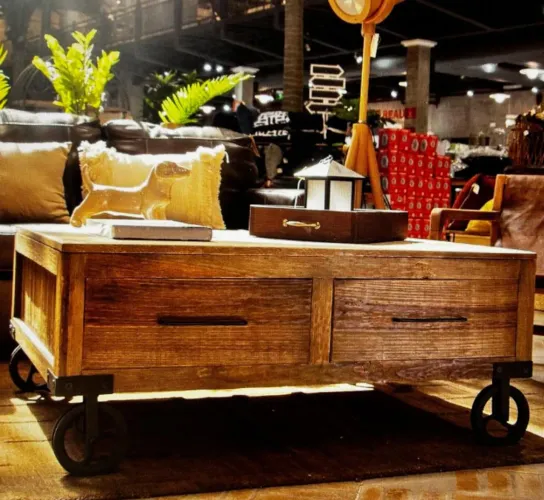 Mesa de Centro Industrial Rústica com Gavetas e Rodízios de Ferro