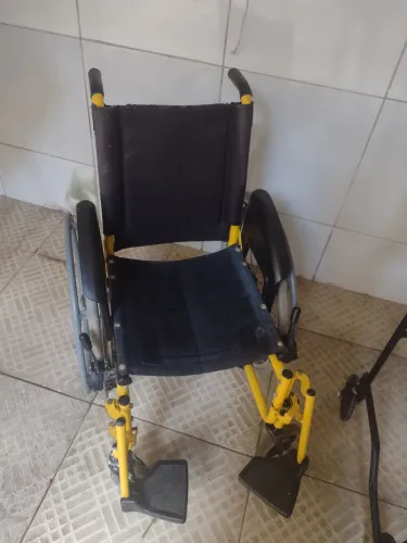 Cadeira de rodas e cadeira de banho