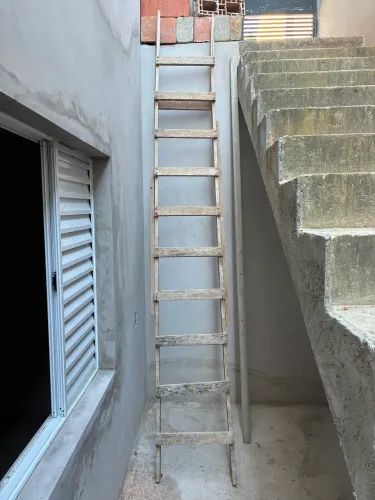 Vendo escada de madeira