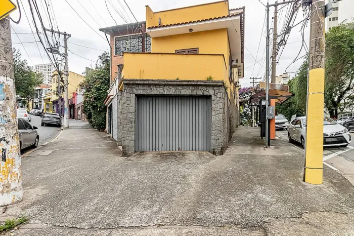 Casa comercial na Avenida Professor Alfonso Bovero, 825 160 m²