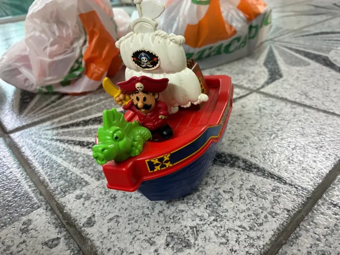 Barco Pirata Little People Fisher-Price com Capitão Pirata e Dragão