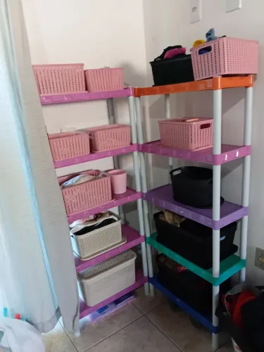 Estantes e caixas organizadoras