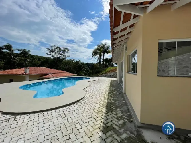 Chácara com 4 suítes e casa de caseiro no Condomínio Recanto dos Pássaros em Jacareí