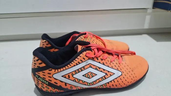 Chuteira society Umbro Plasma