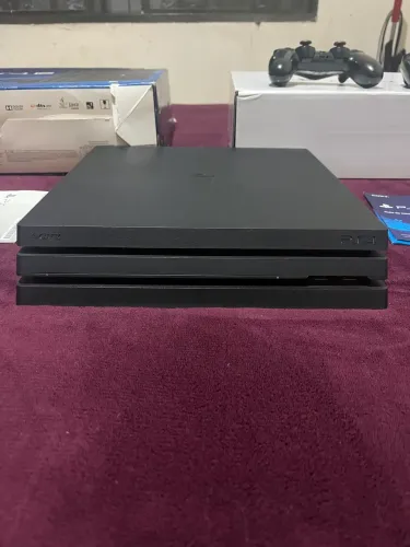 PS4 PRO + 2 controles + 1 jogo (Gran Turismo) mídia física
