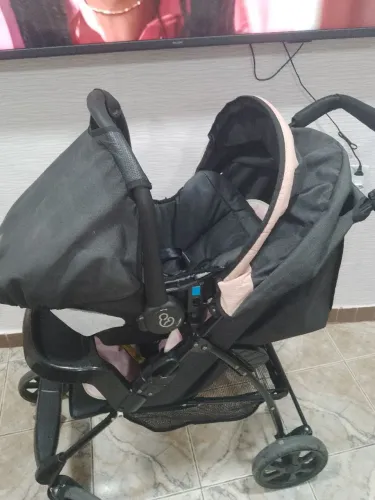 Carrinho de bebê acompanha bebê conforto