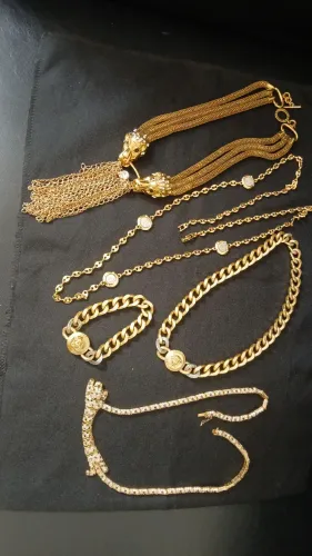 Bijuterias douradas VERSACE E VALENTIMO, E DA ROSE BENEDETTI E UM COLAR DE TIGRE