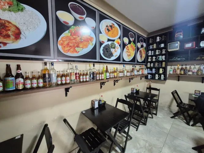 Garçom com experiência dinâmico 