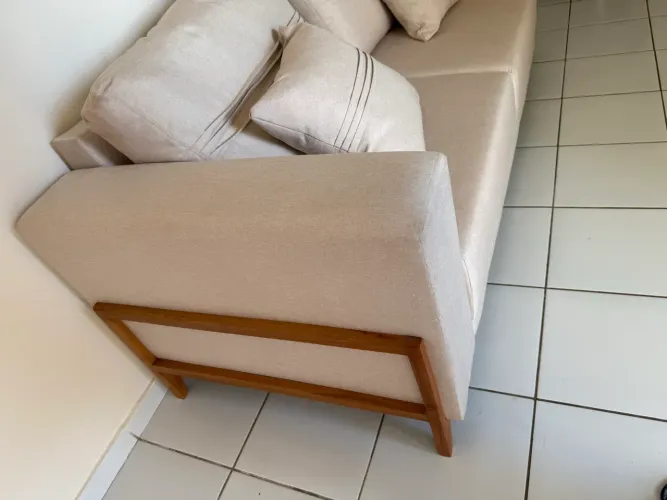 Sofá linho beje com pés de madeira 2m 