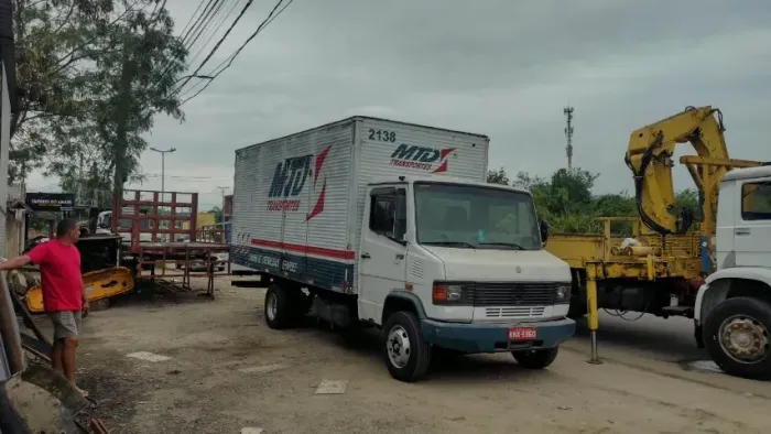 710 Mercedes benz - caminhão baú - documentado